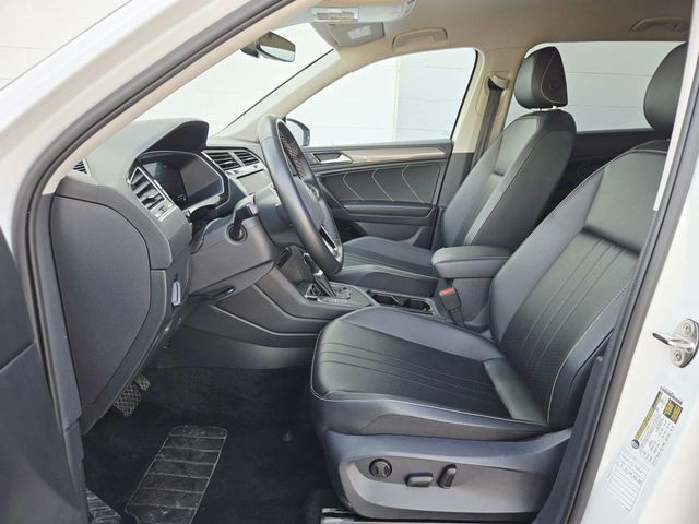 Volkswagen Tiguan Vehicle Full-screen Gallery Image 08