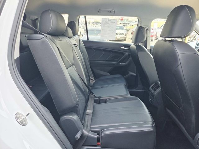 Volkswagen Tiguan Vehicle Full-screen Gallery Image 11