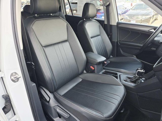 Volkswagen Tiguan Vehicle Full-screen Gallery Image 12