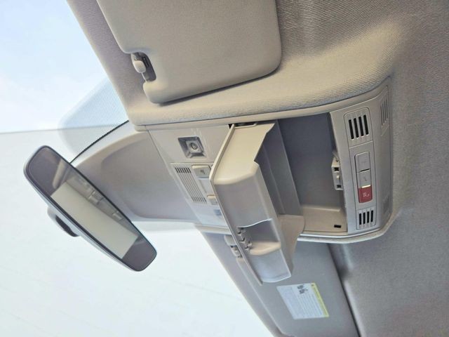 Volkswagen Tiguan Vehicle Full-screen Gallery Image 25