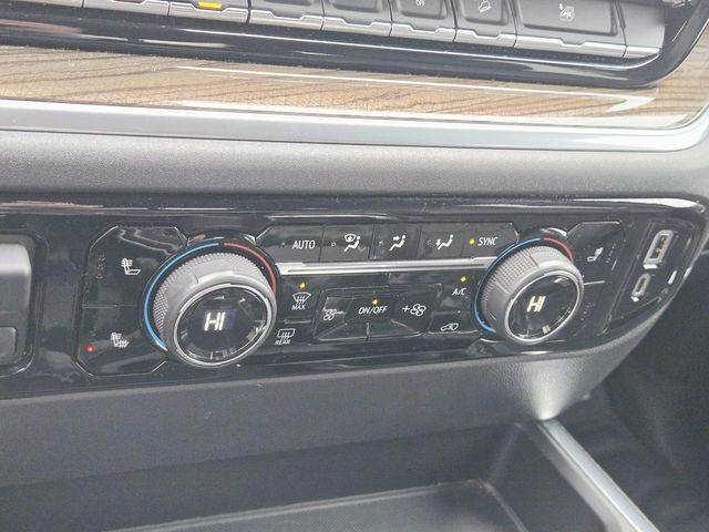 Chevrolet Silverado 1500 Vehicle Full-screen Gallery Image 26