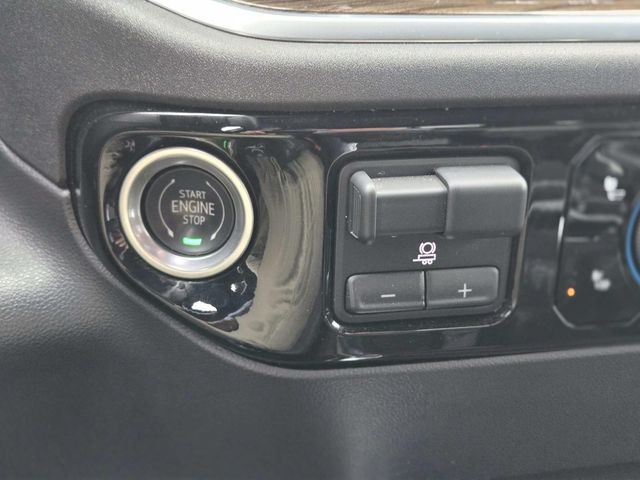 Chevrolet Silverado 1500 Vehicle Full-screen Gallery Image 28