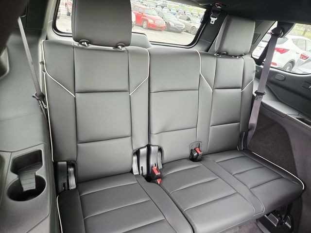 Cadillac Escalade Vehicle Full-screen Gallery Image 14