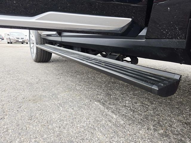 Cadillac Escalade Vehicle Full-screen Gallery Image 17