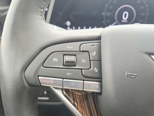 Cadillac Escalade Vehicle Full-screen Gallery Image 21