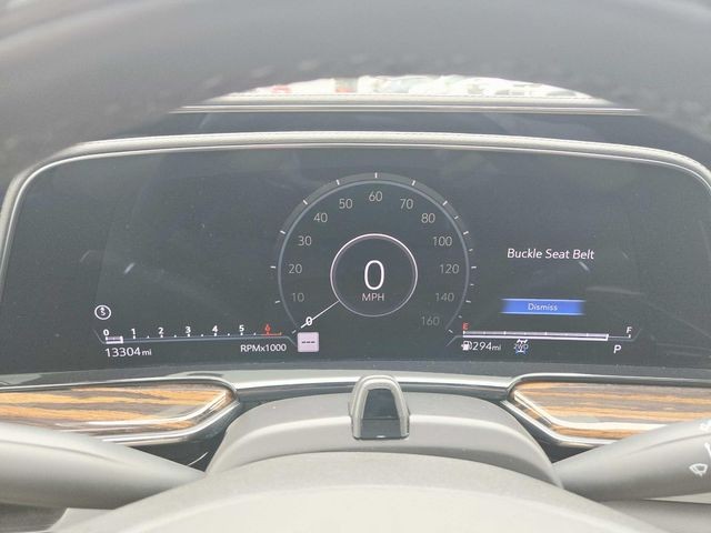 Cadillac Escalade Vehicle Full-screen Gallery Image 23