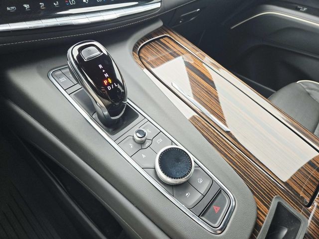 Cadillac Escalade Vehicle Full-screen Gallery Image 30