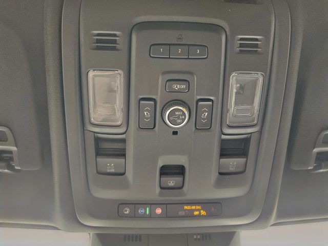 Cadillac Escalade Vehicle Full-screen Gallery Image 31