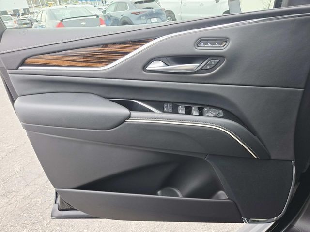 Cadillac Escalade Vehicle Full-screen Gallery Image 33