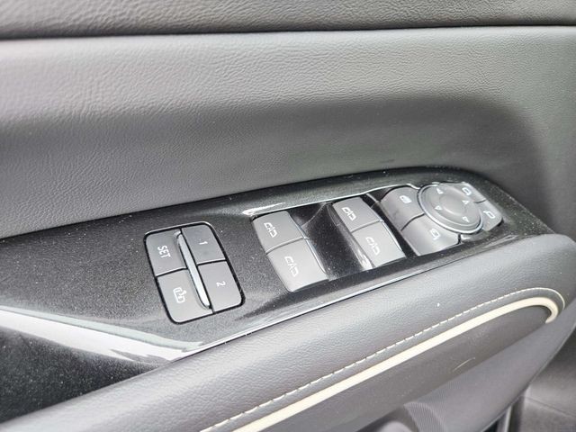 Cadillac Escalade Vehicle Full-screen Gallery Image 35