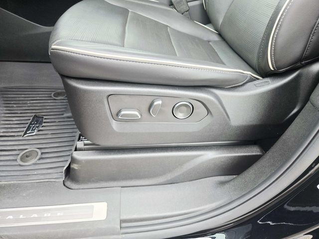 Cadillac Escalade Vehicle Full-screen Gallery Image 36