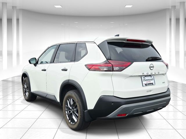 Nissan Rogue Vehicle Full-screen Gallery Image 03