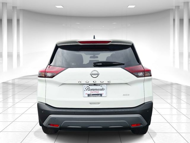 Nissan Rogue Vehicle Full-screen Gallery Image 04