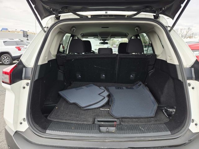 Nissan Rogue Vehicle Full-screen Gallery Image 10