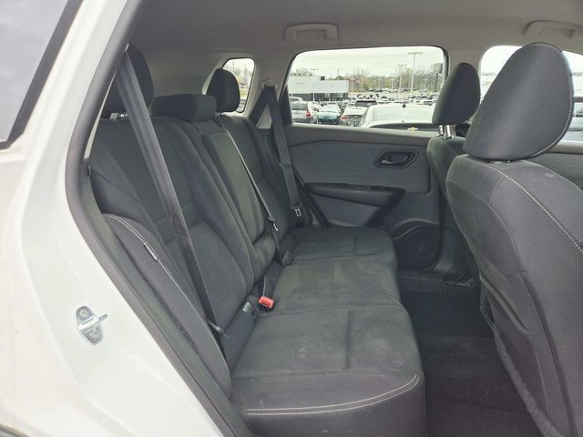 Nissan Rogue Vehicle Full-screen Gallery Image 11