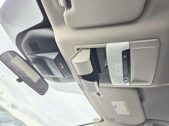 Nissan Rogue Vehicle Full-screen Gallery Image 24