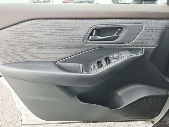 Nissan Rogue Vehicle Full-screen Gallery Image 26