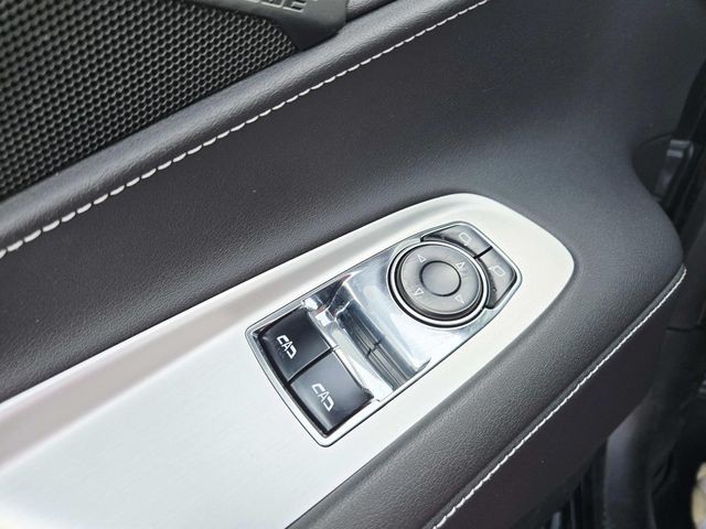 Chevrolet Corvette Vehicle Full-screen Gallery Image 29