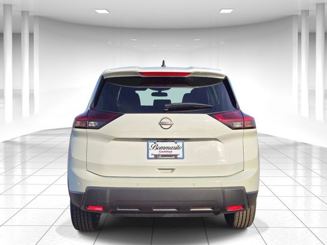 Nissan Rogue Vehicle Full-screen Gallery Image 04