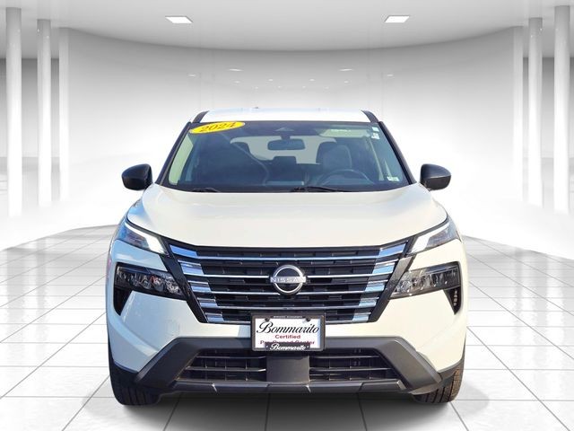 Nissan Rogue Vehicle Full-screen Gallery Image 05