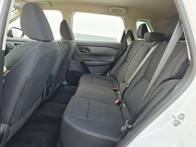 Nissan Rogue Vehicle Full-screen Gallery Image 09