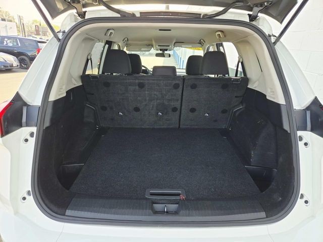 Nissan Rogue Vehicle Full-screen Gallery Image 10