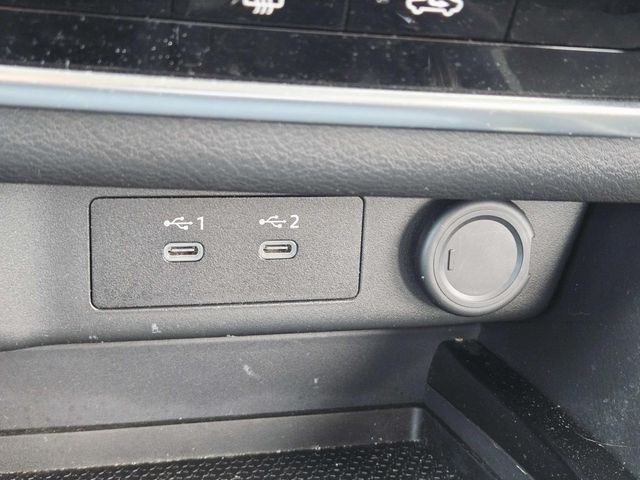 Nissan Rogue Vehicle Full-screen Gallery Image 25
