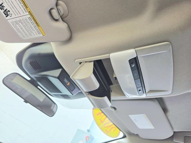 Nissan Rogue Vehicle Full-screen Gallery Image 28