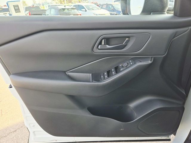 Nissan Rogue Vehicle Full-screen Gallery Image 29