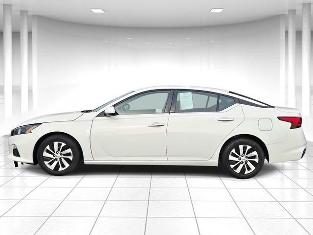 Nissan Altima Vehicle Full-screen Gallery Image 02