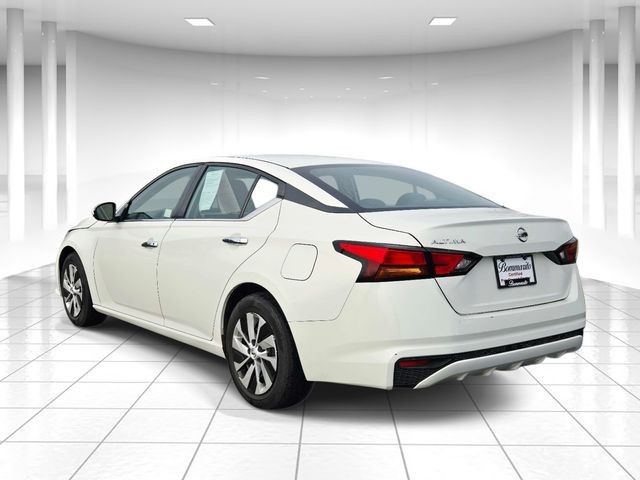 Nissan Altima Vehicle Full-screen Gallery Image 03