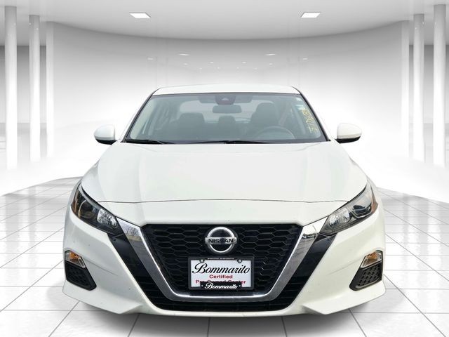Nissan Altima Vehicle Full-screen Gallery Image 05