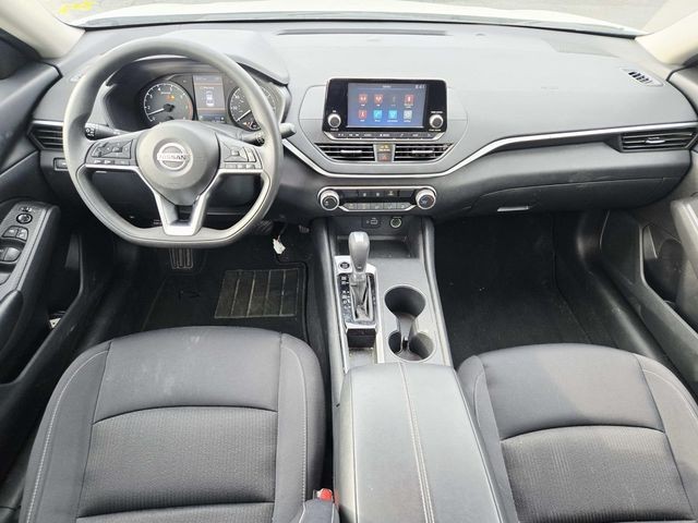 Nissan Altima Vehicle Full-screen Gallery Image 06