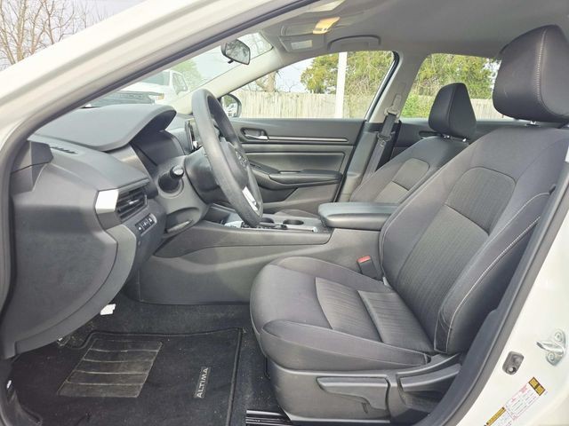 Nissan Altima Vehicle Full-screen Gallery Image 08