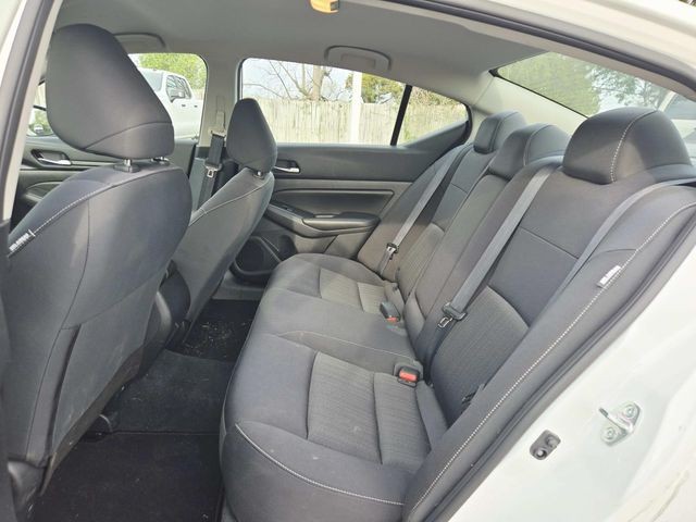 Nissan Altima Vehicle Full-screen Gallery Image 09