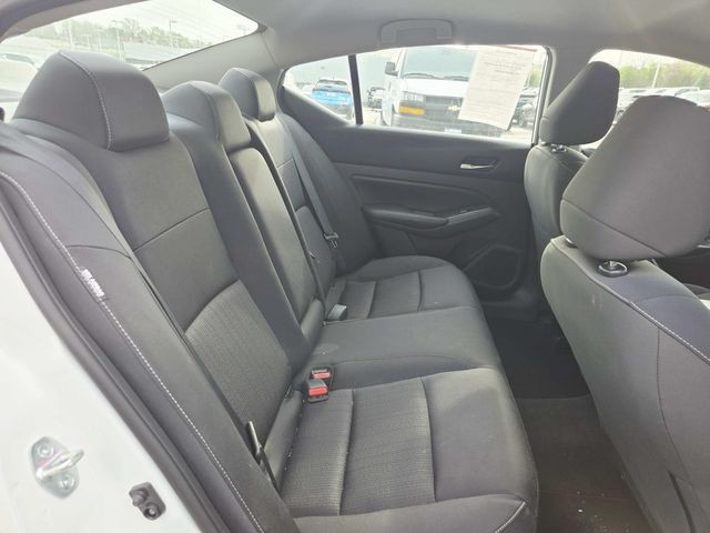 Nissan Altima Vehicle Full-screen Gallery Image 10