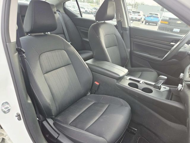 Nissan Altima Vehicle Full-screen Gallery Image 11