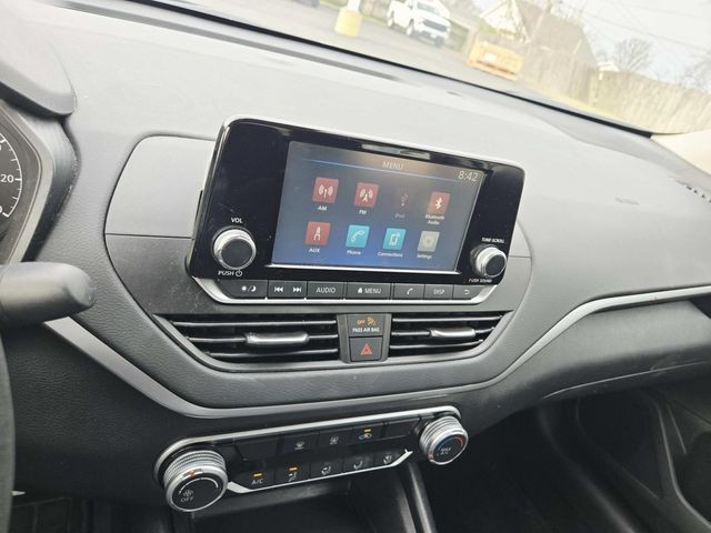 Nissan Altima Vehicle Full-screen Gallery Image 18