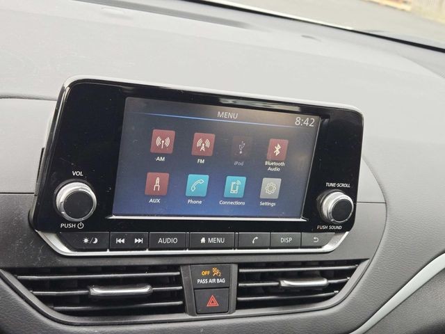 Nissan Altima Vehicle Full-screen Gallery Image 19