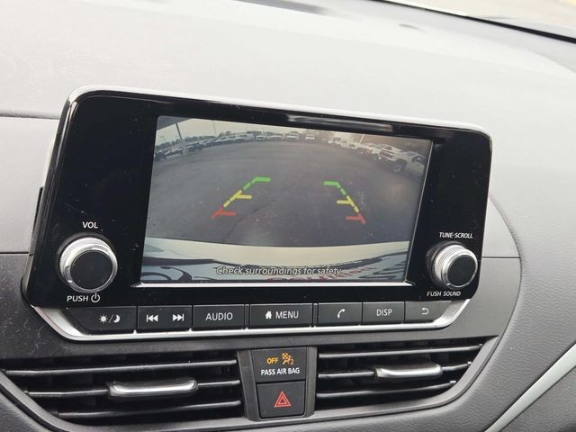 Nissan Altima Vehicle Full-screen Gallery Image 20