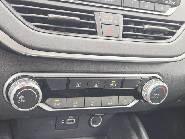 Nissan Altima Vehicle Full-screen Gallery Image 21