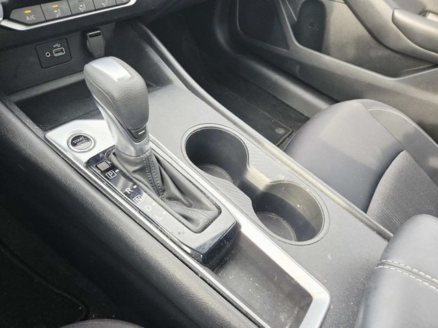 Nissan Altima Vehicle Full-screen Gallery Image 23