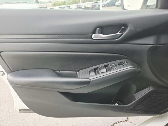 Nissan Altima Vehicle Full-screen Gallery Image 27