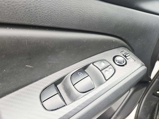 Nissan Altima Vehicle Full-screen Gallery Image 28