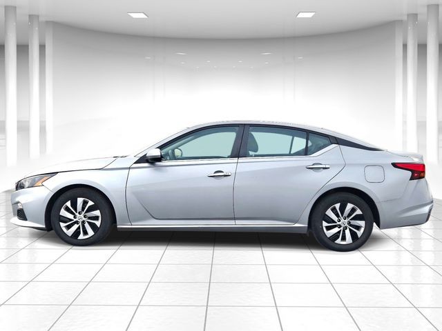 Nissan Altima Vehicle Full-screen Gallery Image 02