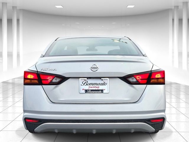 Nissan Altima Vehicle Full-screen Gallery Image 04