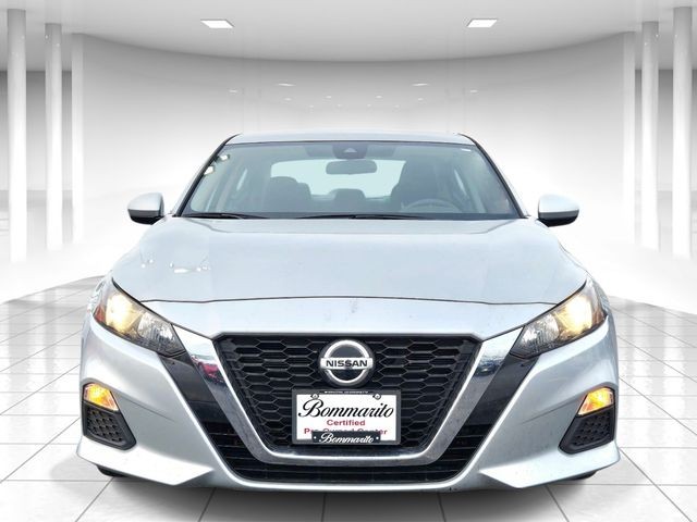 Nissan Altima Vehicle Full-screen Gallery Image 05