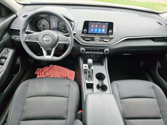 Nissan Altima Vehicle Full-screen Gallery Image 06