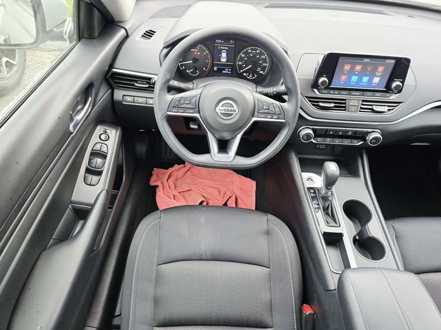 Nissan Altima Vehicle Full-screen Gallery Image 07