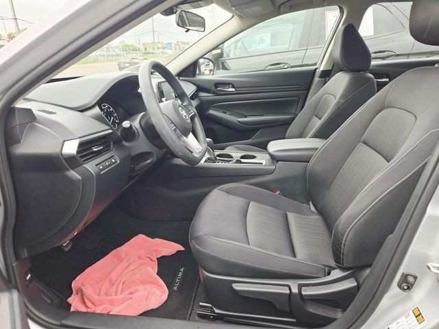 Nissan Altima Vehicle Full-screen Gallery Image 08